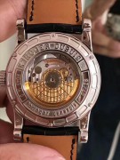 罗杰杜彼 Roger Dubuis horloger genvois系列 型号：H043 14 0  18K白金表壳及表扣，圣伯纳狗头印记。 蓝宝石水晶镜面及底盖，立体白色珍珠贝母表盘，白金指针，黑色罗马字刻度