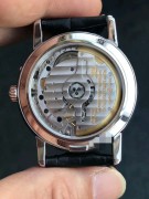 江诗丹顿（Vacheron Constantin）白金传承47200  金属质感立体银色盘面 动显、小三针、柳叶实金时分指针 蓝宝石透底自动机芯 背透顶级机芯打磨工艺  表径36MM  工价213000元  附件有保卡 