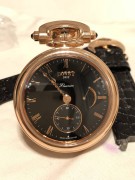 BOVET 播威 始于1822年  18K玫瑰金    表带通过蓝宝石按钮可以任意拆卸 上手贵气精致  