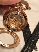 BOVET 播威 始于1822年  18K玫瑰金    表带通过蓝宝石按钮可以任意拆卸 上手贵气精致  