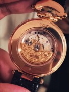 BOVET 播威 始于1822年  18K玫瑰金    表带通过蓝宝石按钮可以任意拆卸 上手贵气精致  