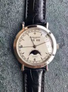 江诗丹顿 (Vacheron Constantin)  此款PT950铂金全历月相表 自动机芯 月份、星期、日期、月相显示 盘面布局和谐优雅，罕见折叠扣  