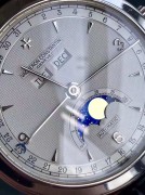 江诗丹顿 (Vacheron Constantin)  此款PT950铂金全历月相表 自动机芯 月份、星期、日期、月相显示 盘面布局和谐优雅，罕见折叠扣  