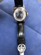 百‌达翡‌丽 Patek Philippe 复杂功​能‌时计系‌列5130P-020（蓝盘‌）Pt950铂​金表‎壳，背透‌珍‌珠陀，铂‌金‌灯笼扣‌，世界‎时