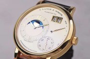 朗格 A. Lange & Söhne  大号朗格1  139.021 黄金偏心大日历  防水：30M  表带：原厂黑色鳄鱼皮表带成色极新  附件：单表