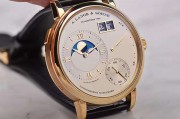 朗格 A. Lange & Söhne  大号朗格1  139.021 黄金偏心大日历  防水：30M  表带：原厂黑色鳄鱼皮表带成色极新  附件：单表