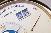 朗格 A. Lange & Söhne  大号朗格1  139.021 黄金偏心大日历  防水：30M  表带：原厂黑色鳄鱼皮表带成色极新  附件：单表