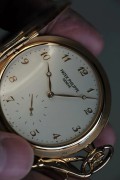 ​ PATEK PHILIPPE 百‌达翡丽双猎盖怀表‎980R-001，玫瑰金材质，‎原厂‌18K金链，难得‎的VIP专享‎现‌代款，双‌P印记‎。绝配‎正‌装三‌件套，绅‎士‌玩味之选‌！极品原始成色很少使用，官方在售款，原价522700，国内唯一流通，现在好价出