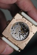 原镶钻 ROGER DUBUIS 罗杰杜彼 18K玫瑰金 手动机械Cal.RD98机芯 鹅颈微调 机芯甲板布局美观打磨出色 双日内瓦印记 同打磨水平只有百达翡丽了 接触很多块搭载这款机芯的罗杰杜彼 发现该机芯很稳定 彩色贝母表盘做了巧克力方块装饰 阿拉伯数字便于读时 设计前卫 表径34X34mm等同圆形38mm 全球28枚限量第20枚 原价30万左右 现在好价出