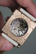 原镶钻 ROGER DUBUIS 罗杰杜彼 18K玫瑰金 手动机械Cal.RD98机芯 鹅颈微调 机芯甲板布局美观打磨出色 双日内瓦印记 同打磨水平只有百达翡丽了 接触很多块搭载这款机芯的罗杰杜彼 发现该机芯很稳定 彩色贝母表盘做了巧克力方块装饰 阿拉伯数字便于读时 设计前卫 表径34X34mm等同圆形38mm 全球28枚限量第20枚 原价30万左右 现在好价出