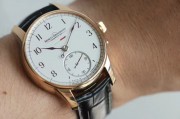 莫里茨·格罗斯曼 MORITZ GROSSMANN  德国独立制表品牌  18K玫瑰金 41mm表径  动能显示 停秒功能 表耳弧度设计服帖手腕 德国银机芯 紫色指针 摆轮甲板手工雕花 钢轮打磨很出色 所有细节都很魔性 产量少 成色完美 价格好 可遇不可求