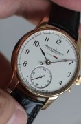 莫里茨·格罗斯曼 MORITZ GROSSMANN  德国独立制表品牌  18K玫瑰金 41mm表径  动能显示 停秒功能 表耳弧度设计服帖手腕 德国银机芯 紫色指针 摆轮甲板手工雕花 钢轮打磨很出色 所有细节都很魔性 产量少 成色完美 价格好 可遇不可求