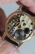 莫里茨·格罗斯曼 MORITZ GROSSMANN  德国独立制表品牌  18K玫瑰金 41mm表径  动能显示 停秒功能 表耳弧度设计服帖手腕 德国银机芯 紫色指针 摆轮甲板手工雕花 钢轮打磨很出色 所有细节都很魔性 产量少 成色完美 价格好 可遇不可求