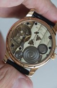 莫里茨·格罗斯曼 MORITZ GROSSMANN  德国独立制表品牌  18K玫瑰金 41mm表径  动能显示 停秒功能 表耳弧度设计服帖手腕 德国银机芯 紫色指针 摆轮甲板手工雕花 钢轮打磨很出色 所有细节都很魔性 产量少 成色完美 价格好 可遇不可求