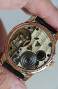 莫里茨·格罗斯曼 MORITZ GROSSMANN  德国独立制表品牌  18K玫瑰金 41mm表径  动能显示 停秒功能 表耳弧度设计服帖手腕 德国银机芯 紫色指针 摆轮甲板手工雕花 钢轮打磨很出色 所有细节都很魔性 产量少 成色完美 价格好 可遇不可求