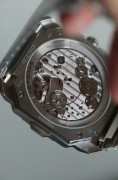 宝格丽 Bulgari OCTO FINISSIMO系列 OCTO双时区计时超薄自动机械男表 型号：103661 公价：138000RMB 品相：99新柜台展示品 机芯：3.3mm 超薄机芯，自动机械CAL.BVL318，PT950铂金珍珠陀，55小时动力储备，表壳：精钢 表盘：热门立体银白色双时区计时表盘 表径：43MM*8.75MM，超薄腕表 防水：100M 表带：精钢，全长表链 附件：原装表盒，擦拭布，保修卡（2022年7月，可以保修至2024年7月）