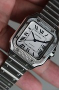 23年全套原始品99新 卡地亚/Cartier Santos de Cartier型号 W4SA0005/2023年大全套.卡地亚最新山度士腕表，整表精钢材质，最新款快拆表带和按触式表节，新款1847超薄机芯设计，中号尺寸硬朗几何结构造型原厂镶嵌206颗闪亮钻石，钢带/皮带快拆交替使用专柜定价108000元，品牌方8年保修，原始品99新