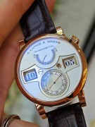 品牌：朗格 A. Lange & Söhne 140.032猫头鹰系列玫瑰金动显跳时手上链皮带腕表