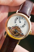 宝玑Classique经典系 Grande Complications  Tourbillon 陀飞轮腕表 3357BR 36mm表径正装首选 奢华Au750玫瑰金打造表壳 折叠扣，机镂guilloche main立体镀银镂空表盘，6点位手工錾花架桥及飞行陀飞轮装置。搭载CAL.558T机芯 配备金雕大师顶级工艺手工錾花夹板 拥有50小时动力储备。公价966000元，现特价秒发。