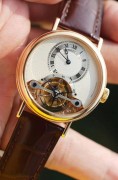 宝玑Classique经典系 Grande Complications  Tourbillon 陀飞轮腕表 3357BR 36mm表径正装首选 奢华Au750玫瑰金打造表壳 折叠扣，机镂guilloche main立体镀银镂空表盘，6点位手工錾花架桥及飞行陀飞轮装置。搭载CAL.558T机芯 配备金雕大师顶级工艺手工錾花夹板 拥有50小时动力储备。公价966000元，现特价秒发。