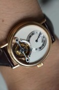 宝玑Classique经典系 Grande Complications  Tourbillon 陀飞轮腕表 3357BR 36mm表径正装首选 奢华Au750玫瑰金打造表壳 折叠扣，机镂guilloche main立体镀银镂空表盘，6点位手工錾花架桥及飞行陀飞轮装置。搭载CAL.558T机芯 配备金雕大师顶级工艺手工錾花夹板 拥有50小时动力储备。公价966000元，现特价秒发。