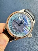 Roger Dubuis罗杰杜彼18k金腕表 整表略带巴洛克风格，本性不移 傲视群雄。双飞返逆跳时间、罕见的蓝贝母盘面  单钮操作设计 设计独特却不失优雅气度 充分体现对于时间的独特意义 方寸表盘中浓缩千变万化起落时间，尽述生命与时间的真谛！39MM最完美佩戴尺寸  双日内瓦印记认证，全球限量28只 顶配灯笼logo扣  现货！