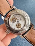 Roger Dubuis罗杰杜彼18k金腕表 整表略带巴洛克风格，本性不移 傲视群雄。双飞返逆跳时间、罕见的蓝贝母盘面  单钮操作设计 设计独特却不失优雅气度 充分体现对于时间的独特意义 方寸表盘中浓缩千变万化起落时间，尽述生命与时间的真谛！39MM最完美佩戴尺寸  双日内瓦印记认证，全球限量28只 顶配灯笼logo扣  现货！