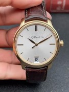 经典与独创 儒雅与端庄 H.Moser&Cie(亨利慕时)在1826年创建的顶级独立制表人 18K玫瑰金材质 41MM表径 手动7日链 宝玑双层游丝 动储显示  独有的表壳侧缎面及抛光打磨修饰 如此集结经典优雅的外观、略显低调的风格、一如既往的精密结构、独创性技术和高度使用的便利性于一身的杰作，或许你只能在亨利慕时的钟表世界中找到 这是一块让人眼睛一亮的腕表，工价25万左右，收藏漏价