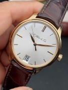 经典与独创 儒雅与端庄 H.Moser&Cie(亨利慕时)在1826年创建的顶级独立制表人 18K玫瑰金材质 41MM表径 手动7日链 宝玑双层游丝 动储显示  独有的表壳侧缎面及抛光打磨修饰 如此集结经典优雅的外观、略显低调的风格、一如既往的精密结构、独创性技术和高度使用的便利性于一身的杰作，或许你只能在亨利慕时的钟表世界中找到 这是一块让人眼睛一亮的腕表，工价25万左右，收藏漏价