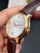 经典与独创 儒雅与端庄 H.Moser&Cie(亨利慕时)在1826年创建的顶级独立制表人 18K玫瑰金材质 41MM表径 手动7日链 宝玑双层游丝 动储显示  独有的表壳侧缎面及抛光打磨修饰 如此集结经典优雅的外观、略显低调的风格、一如既往的精密结构、独创性技术和高度使用的便利性于一身的杰作，或许你只能在亨利慕时的钟表世界中找到 这是一块让人眼睛一亮的腕表，工价25万左右，收藏漏价