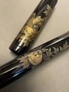 Namiki莳绘钢笔-沉金～50号牡丹～硬橡胶，生漆，笔尖18k双色富士山，50号尖，99新收藏品大全套，墨水运输途中有些染脏盒子，Namiki量产50号，由国光会大师制作。