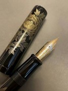 Namiki莳绘钢笔-沉金～50号牡丹～硬橡胶，生漆，笔尖18k双色富士山，50号尖，99新收藏品大全套，墨水运输途中有些染脏盒子，Namiki量产50号，由国光会大师制作。