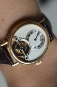 ¥258000 宝玑Classique经典系 Grande Complications  Tourbillon 陀飞轮腕表 3357BR 有个外号叫“大嘴猴” 36mm表径正装首选 奢华Au750玫瑰金打造表壳 折叠扣，机镂guilloche main立体镀银镂空表盘，6点位手工錾花架桥及飞行陀飞轮装置。搭载CAL.558T机芯 配备金雕大师顶级工艺手工錾花夹板 拥有50小时动力储备。公价966000元，现特价秒发。