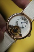 ¥258000 宝玑Classique经典系 Grande Complications  Tourbillon 陀飞轮腕表 3357BR 有个外号叫“大嘴猴” 36mm表径正装首选 奢华Au750玫瑰金打造表壳 折叠扣，机镂guilloche main立体镀银镂空表盘，6点位手工錾花架桥及飞行陀飞轮装置。搭载CAL.558T机芯 配备金雕大师顶级工艺手工錾花夹板 拥有50小时动力储备。公价966000元，现特价秒发。