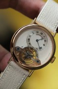 ¥258000 宝玑Classique经典系 Grande Complications  Tourbillon 陀飞轮腕表 3357BR 有个外号叫“大嘴猴” 36mm表径正装首选 奢华Au750玫瑰金打造表壳 折叠扣，机镂guilloche main立体镀银镂空表盘，6点位手工錾花架桥及飞行陀飞轮装置。搭载CAL.558T机芯 配备金雕大师顶级工艺手工錾花夹板 拥有50小时动力储备。公价966000元，现特价秒发。