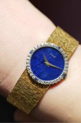 PIAGET 伯爵 高定珠宝女士腕表 22m表径 原装青金石面  原镶钻圈 165mm长 扣起来160mm腕周  原来属于伯爵的高定 能买的非富即贵  成色好 颜值也很高 走时好 很少戴 原始品 值得收藏