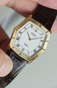 劳力士切利尼4170  六角壳白色搪瓷表盘 手动机械男表 表径34.5*31mm，18K黄金金打造的表壳，少见的六边造型，白搪瓷表盘，罗马刻度上方有立体小金珠刻度 复古精致的收藏款 切利尼系列中的精品款式 原始品99新 喜欢不要错过啦！整表38.6克，表扣包金。秒价¥35000