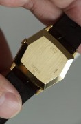 劳力士切利尼4170  六角壳白色搪瓷表盘 手动机械男表 表径34.5*31mm，18K黄金金打造的表壳，少见的六边造型，白搪瓷表盘，罗马刻度上方有立体小金珠刻度 复古精致的收藏款 切利尼系列中的精品款式 原始品99新 喜欢不要错过啦！整表38.6克，表扣包金。秒价¥35000
