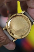 江诗丹顿91020 限量版100周年纪念腕表，18k黄金材质，表径35mm，手动机械机芯，整表60克左右，银白色表盘很有质感极，雕镌细节入微，品相非常好，是难得的限量精品，表盘刻度指针尺寸比例很好，整个表很和谐，适合钟表收藏者或爱好者。