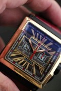 ROGER DUBUIS 罗杰杜彼  独立研发珍珠砣自动机械计时 18K玫瑰金  表径40X40mm 双日内瓦印记  表壳梯型设计贴合手腕 当然造价也更昂贵  罗杰杜彼先生从百达翡丽高端制表车间退休后创立品牌  该款机芯是他亲自带领团队研发设计的 意义非凡  整表202克 全球限量88枚  原价50万左右 现在好价出