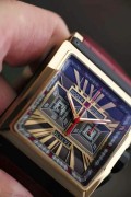 ROGER DUBUIS 罗杰杜彼  独立研发珍珠砣自动机械计时 18K玫瑰金  表径40X40mm 双日内瓦印记  表壳梯型设计贴合手腕 当然造价也更昂贵  罗杰杜彼先生从百达翡丽高端制表车间退休后创立品牌  该款机芯是他亲自带领团队研发设计的 意义非凡  整表202克 全球限量88枚  原价50万左右 现在好价出