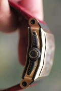 ROGER DUBUIS 罗杰杜彼  独立研发珍珠砣自动机械计时 18K玫瑰金  表径40X40mm 双日内瓦印记  表壳梯型设计贴合手腕 当然造价也更昂贵  罗杰杜彼先生从百达翡丽高端制表车间退休后创立品牌  该款机芯是他亲自带领团队研发设计的 意义非凡  整表202克 全球限量88枚  原价50万左右 现在好价出