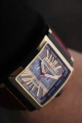 ROGER DUBUIS 罗杰杜彼  独立研发珍珠砣自动机械计时 18K玫瑰金  表径40X40mm 双日内瓦印记  表壳梯型设计贴合手腕 当然造价也更昂贵  罗杰杜彼先生从百达翡丽高端制表车间退休后创立品牌  该款机芯是他亲自带领团队研发设计的 意义非凡  整表202克 全球限量88枚  原价50万左右 现在好价出