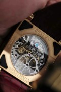 ROGER DUBUIS 罗杰杜彼  独立研发珍珠砣自动机械计时 18K玫瑰金  表径40X40mm 双日内瓦印记  表壳梯型设计贴合手腕 当然造价也更昂贵  罗杰杜彼先生从百达翡丽高端制表车间退休后创立品牌  该款机芯是他亲自带领团队研发设计的 意义非凡  整表202克 全球限量88枚  原价50万左右 现在好价出
