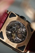 ROGER DUBUIS 罗杰杜彼  独立研发珍珠砣自动机械计时 18K玫瑰金  表径40X40mm 双日内瓦印记  表壳梯型设计贴合手腕 当然造价也更昂贵  罗杰杜彼先生从百达翡丽高端制表车间退休后创立品牌  该款机芯是他亲自带领团队研发设计的 意义非凡  整表202克 全球限量88枚  原价50万左右 现在好价出