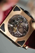 ROGER DUBUIS 罗杰杜彼  独立研发珍珠砣自动机械计时 18K玫瑰金  表径40X40mm 双日内瓦印记  表壳梯型设计贴合手腕 当然造价也更昂贵  罗杰杜彼先生从百达翡丽高端制表车间退休后创立品牌  该款机芯是他亲自带领团队研发设计的 意义非凡  整表202克 全球限量88枚  原价50万左右 现在好价出