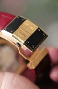 ROGER DUBUIS 罗杰杜彼  独立研发珍珠砣自动机械计时 18K玫瑰金  表径40X40mm 双日内瓦印记  表壳梯型设计贴合手腕 当然造价也更昂贵  罗杰杜彼先生从百达翡丽高端制表车间退休后创立品牌  该款机芯是他亲自带领团队研发设计的 意义非凡  整表202克 全球限量88枚  原价50万左右 现在好价出