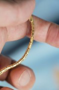 新款 VC 江诗丹顿 Vacheron Constantin 石英女表 原镶钻表圈 原镶钻刻度 玑镂面全长190mm  扣起来180mm 可拆卸表节调节长度 160-185mm可调  整表51.3克 编织带更舒适又有质感 原价25万左右  现在好价出