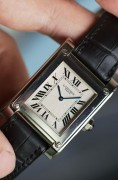 原始品全套附件 Cartier CPCP 卡地亚巴黎工作室系列W1540451 18K白金 26.5*38.5表径 外观接近Normale 机芯布局是这个系列里最具美感的 原始品拉丝犀利 壳型菱角分明 表带还是原厂原装 全套附件可遇不可求