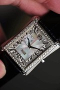 伯爵 Black-tie G0A32059 自动机械 32 x 41mm 女士腕表  表壳材质18k白金原镶钻，镶衬60颗圆形美钻（约1.2克拉）表盘结合k金雕花与白色珍珠贝母，国内售价328000，现货好价